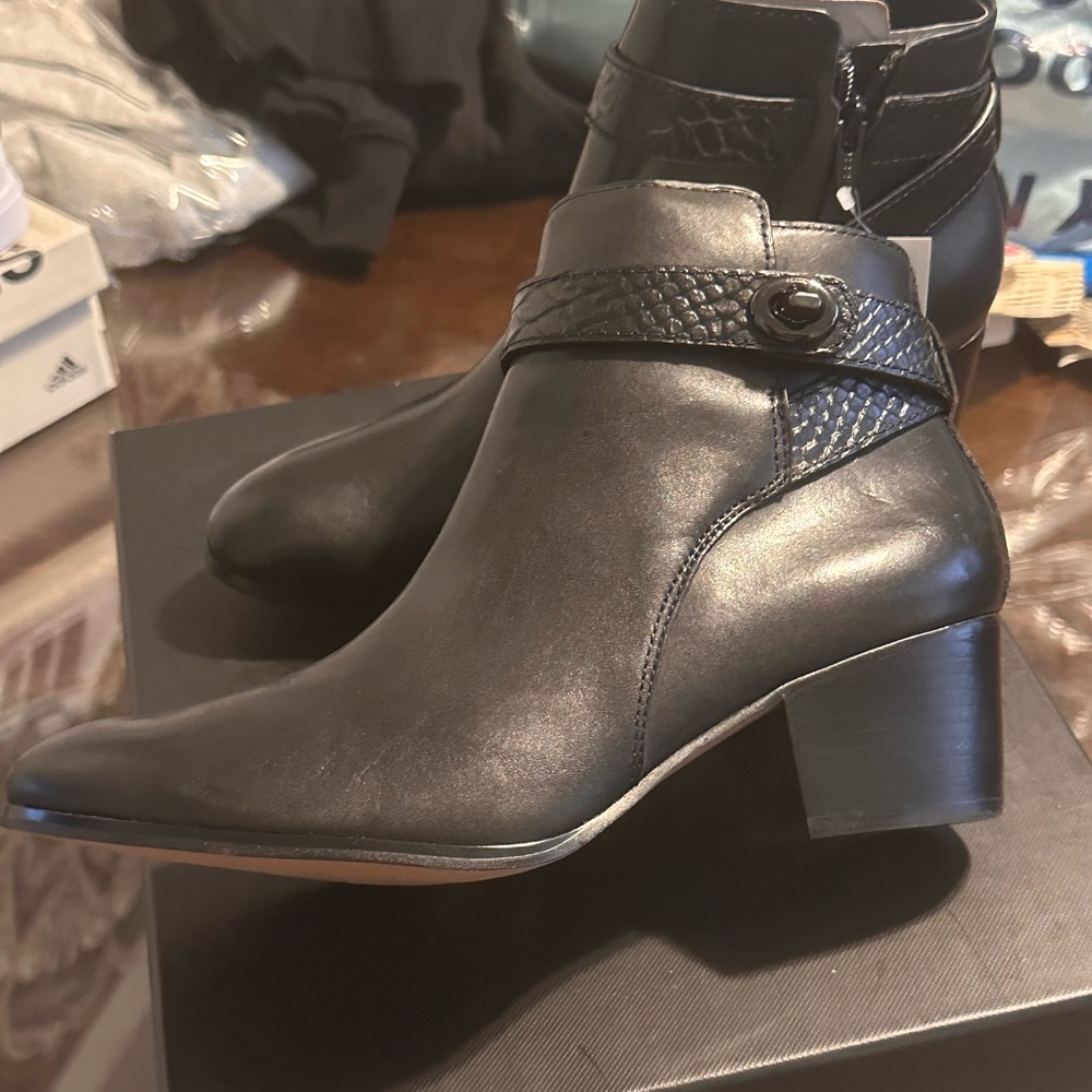 Size 8 Coach boots - Picture 2 of 4